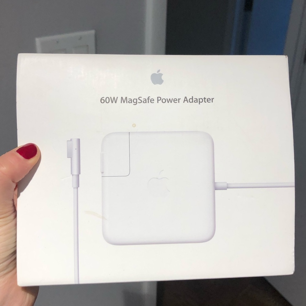 APPLE CHARGER UNOPENED NEVER USED